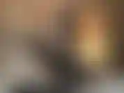 Ti sto rendendo debole e palpitante, tormentandoti con le mie gambe e i miei piedi perfetti ricoperti di collant senza cuciture.