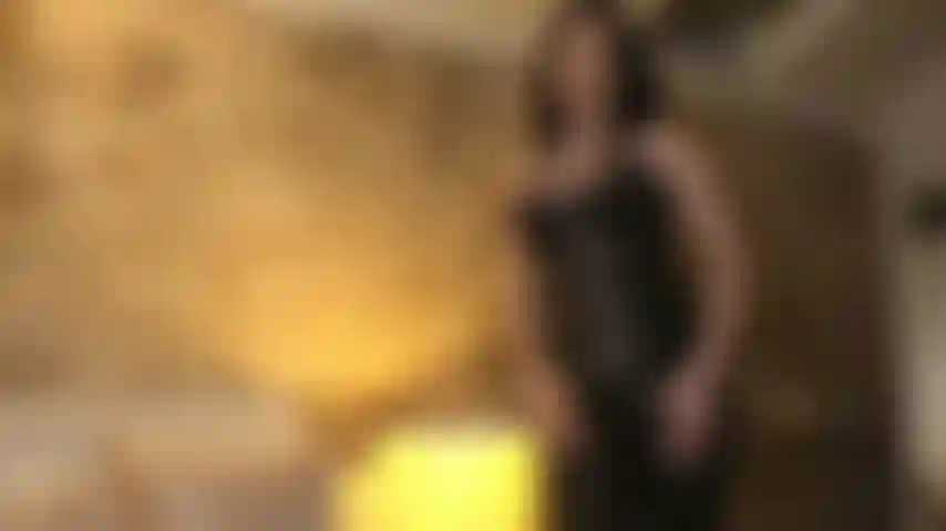 So che il tuo feticcio segreto è la pelle e so come farti gocciolare precum, agitando le mie curve davanti a te!