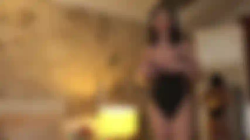 La moglie assetata ama fare la cattiva con il suo elettricista! Nel bel mezzo di un black out le cose diventeranno molto bagnate e sciatte!