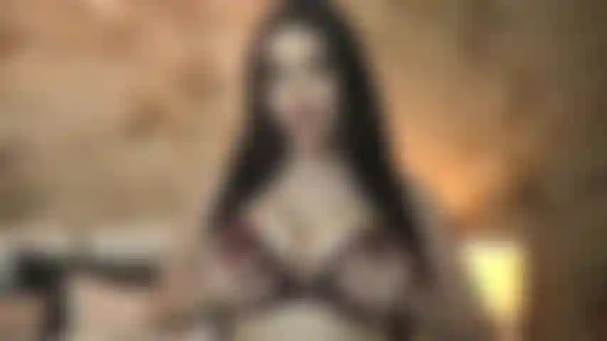 Sotto l'incantesimo delle mie perfette tette naturali.