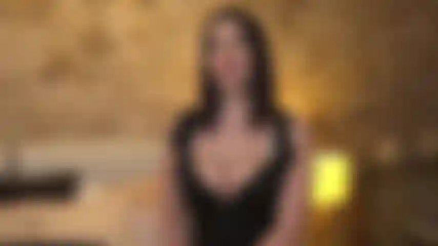 La dea soprannaturale ti sta rubando, manipolando e stimolando il tuo cazzo con i suoi grandi seni fino a quando non crollerai e le darai il tuo sperma!