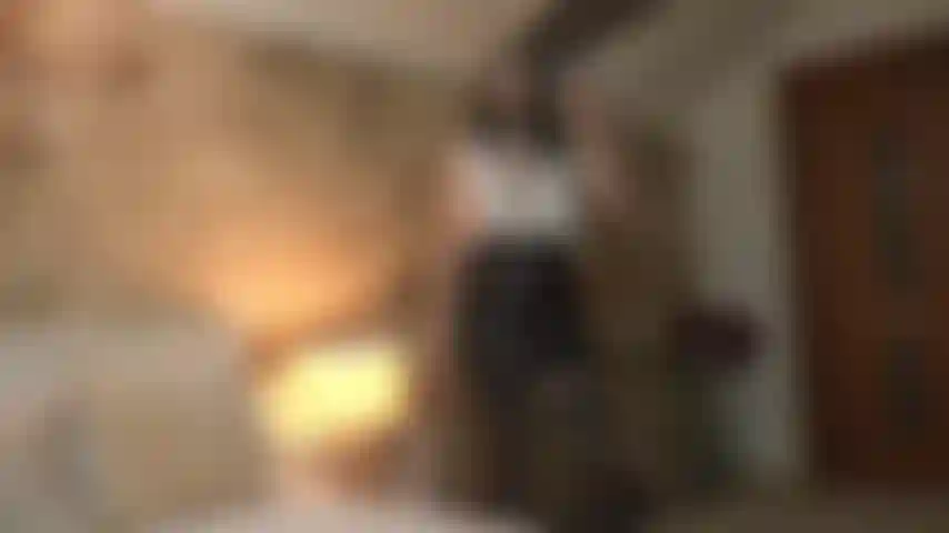 Ho scoperto che uno dei miei dipendenti si aggirava furtivo tra tutte le belle donne dell'azienda e lo ha trasformato nel mio servitore come punizione.