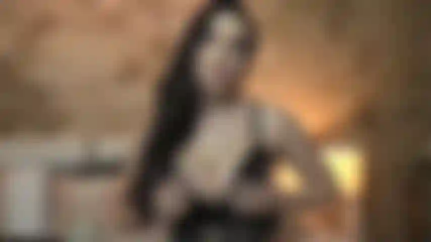 Ti istruisco su come scuotere il tuo cazzo palpitante, mentre stai annusando e inalando dalle mie tette.