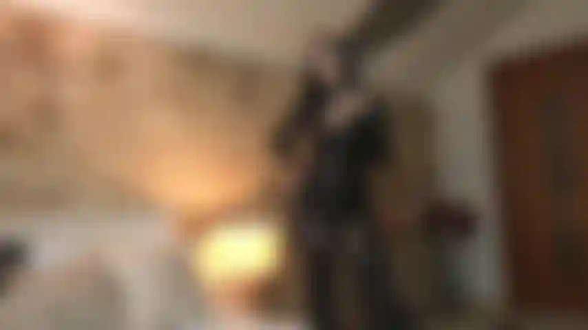 Istruisco la mia cagna femminuccia incatenata su come soddisfare questi due potenti bbc! Apri la bocca e prendi i loro cazzi in profondità, imbavagliali facendoli venire. Ti stiamo dando un senso alla tua patetica vita!