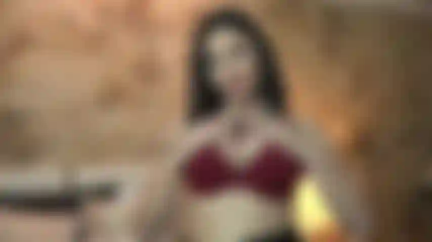 Adoro vederti inalare, annusare per me e sballarti davvero, quindi ti darò le istruzioni su come farlo, mentre ti stuzzico con le mie enormi tette naturali!