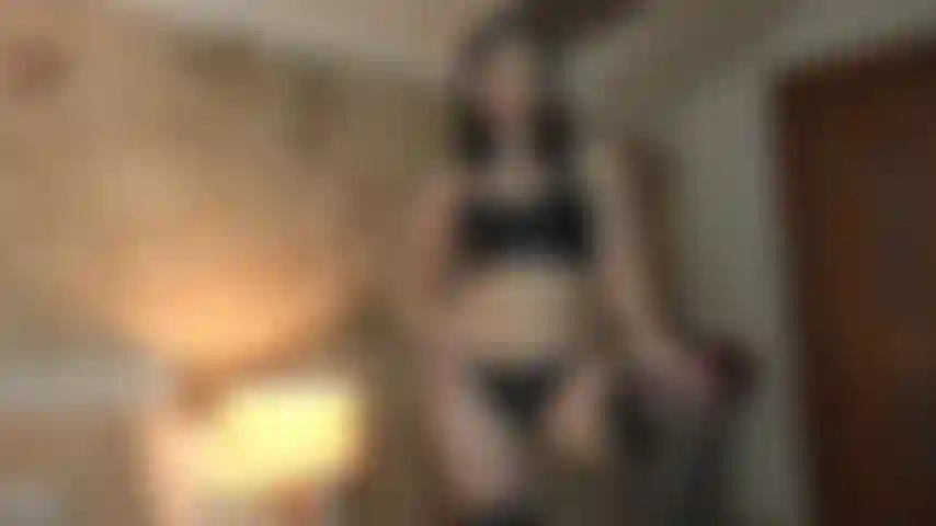 Ti trasformo in uno dei miei schiavi del denaro in un batter d'occhio! Rendermi felice diventerà la tua felicità. Sarà così sexy prendere la tua carta di credito dalla tasca solo per farmi felice, perché lo sai.