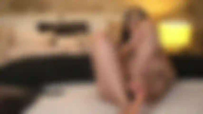 Smettila di sognare i miei piedi lisci e sentili sul tuo cazzo palpitante! Non smetterò di stuzzicarlo finché non sentirò un sacco di sperma caldo gocciolare sulle mie dita dei piedi perfette!