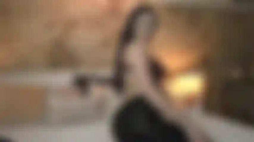 Ti sto prendendo in giro con il mio culo sinuoso fino all'orgasmo.