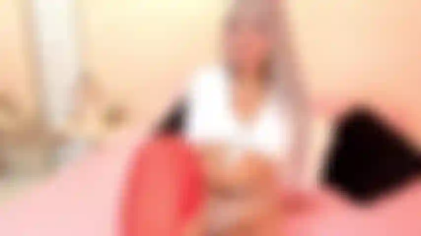 Che stuzzica con i piedi il tuo duro, spesso e caldo cazzo!