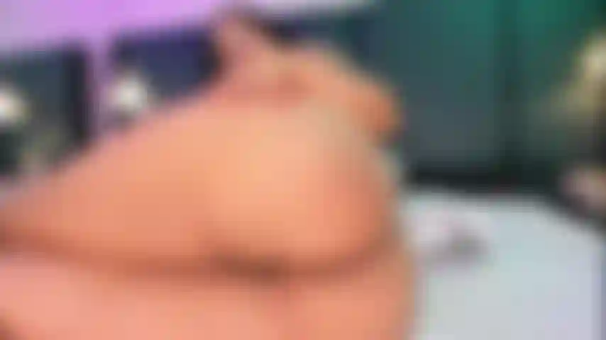 Olio sulle mie tette, plug nel mio culo, aspetto la tua attenzione.