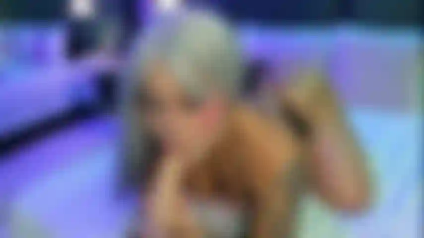 Una ragazza cattiva che succhia il tuo glande gonfio in cerca dello sperma caldo che i tuoi coglioni trattengono!