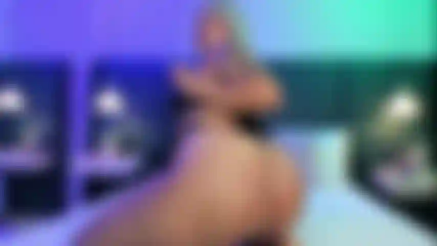 Una ragazza dalla pelle d'ebano che frusta il suo enorme culo caldo implorando un grosso cazzo di penetrarla!