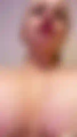 Ti piace vedere la saliva gocciolare sui miei capezzoli duri.