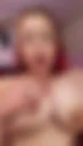 La saliva mi cola lungo le grandi tette.