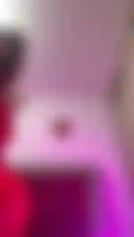 Il culo rosso e cattivo che trema e si sditalina.