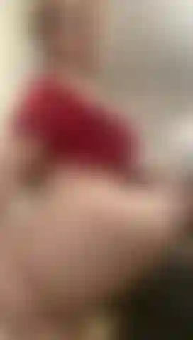 Sculacciata nel culo rotondo e gocciolante nella figa bagnata.