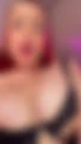 Con le tette piene d'olio e un cazzo in mezzo.