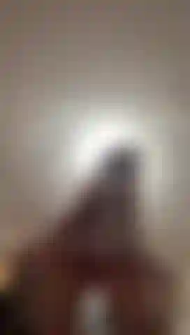 Mi siedo su di te usando la mia sedia trasparente.