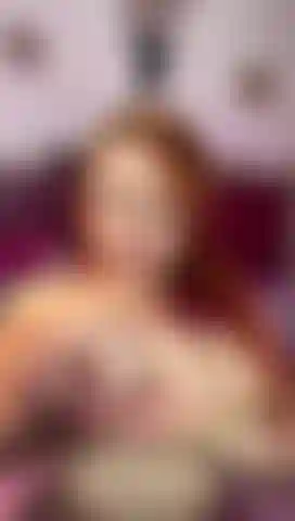 Gioco con cubetti di ghiaccio nella mia figa e sulle mie tette per farti vedere che sono succosa.