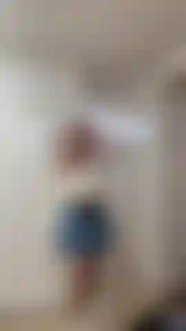 Mi piace indossare gonne e calze senza mutandine, la mia figa ha bisogno che tu mi prenda.