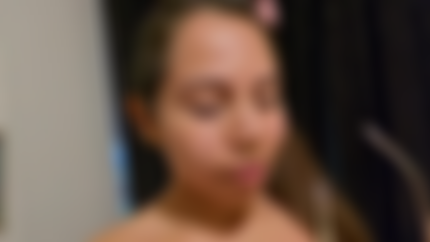 Che gioca con gli occhiali.