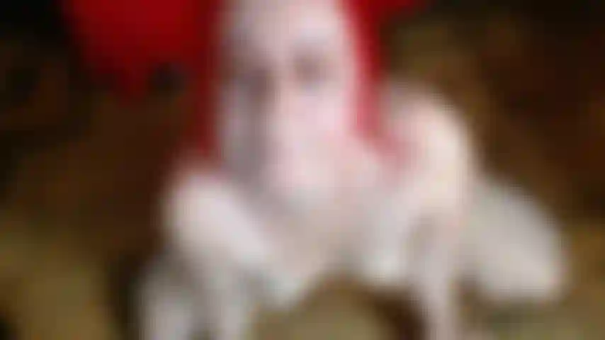 Sdraiata sul pavimento, completamente esposta, le mie mani e il mio dildo lavorano insieme per portarmi oltre il limite.