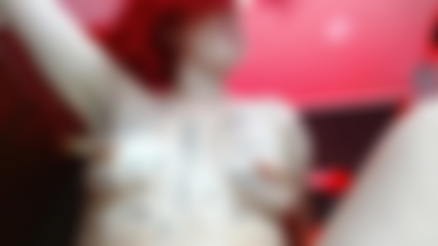 Nuda, con la lingua fuori, che tiro le mollette per i capezzoli. Guardami giocare con il dolore e il piacere.