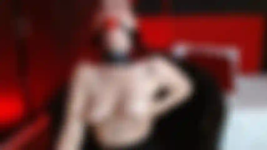 La candela porta i miei capezzoli al limite tra piacere e dolore.