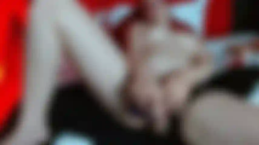 Fotti la mia figa con un fiore di pinze.