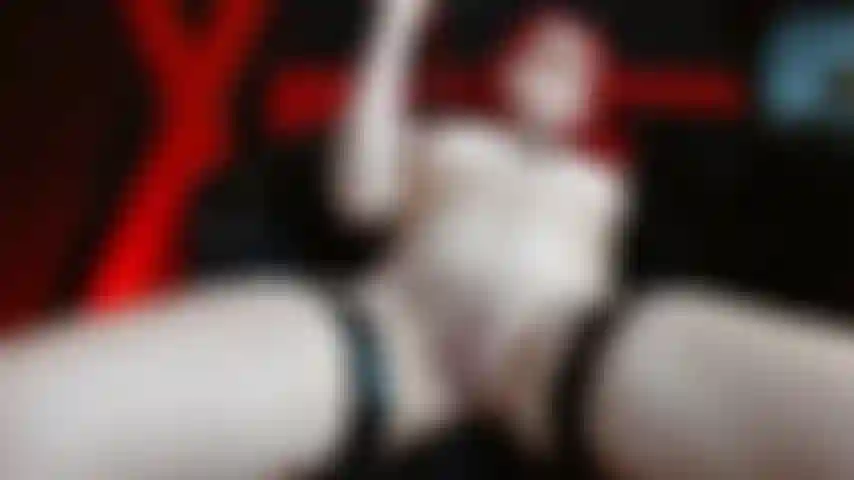 Messa a nudo, il mio punto più sensibile punito da ogni colpo di frusta mi lascia tremante.