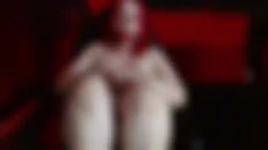 Cera calda sul seno, morsetti sui capezzoli e un bavaglio in bocca: pura beatitudine di sottomissione.