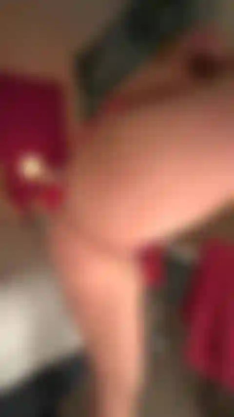 Una ragazza bionda che ostenta le sue qualità per aiutarti a far stare il tuo cazzo in posizione verticale!