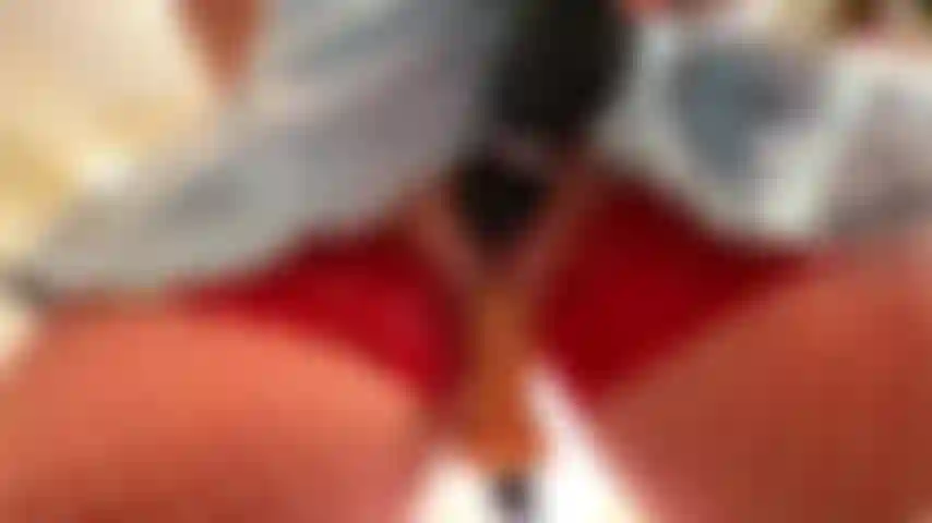 Vista frontale, hitachi sul clitoride, gonna sollevata, calze rosse, orgasmo, macchina del cazzo con dildo, figa cremosa e sporca.