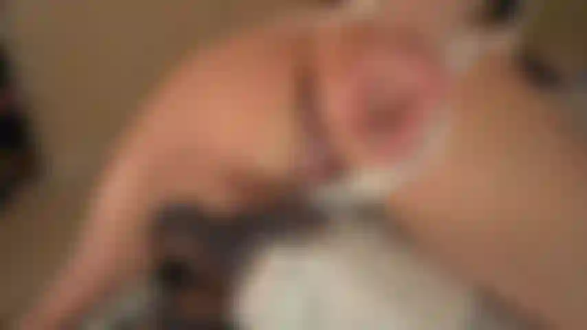 4 K - prendo un grosso cazzo nero nella figa come una brava ragazza e me lo spalmo addosso mentre sono piegata in avanti, con le mutandine bianche di lato.