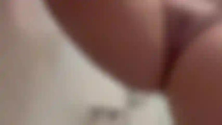 Una piccola presa in giro per la doccia, la figa grassa rasata con le labbra della figa grande che si sfregano.