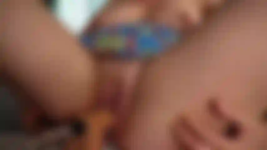 Una macchina da scopare che martella le grandi labbra della figa e la figa cremosa.