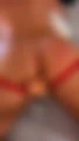 Orientamento verticale, nuda che viene scopata da una macchina del sesso e viene alla pecorina.