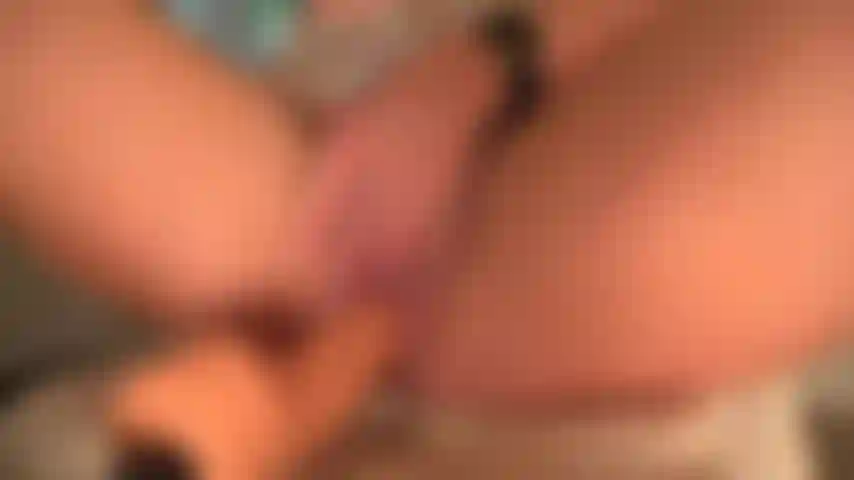 Orgasmo e gemo forte, squirtando carichi nella fica molto bagnata vicino alla macchina del sesso.