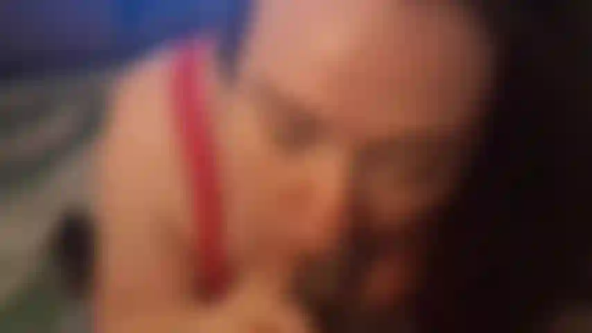 Succhiando questo cazzo enorme..Ci siamo divertiti molto ;).