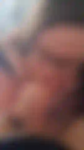 Questo cazzo grosso ha un sapore così dannatamente buono. Guarda come riempie la mia bocca di sborra. ;).