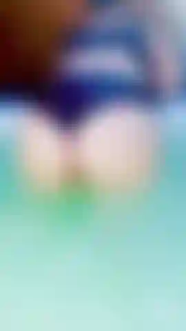 Che si esibisce in twerking nella vasca idromassaggio.