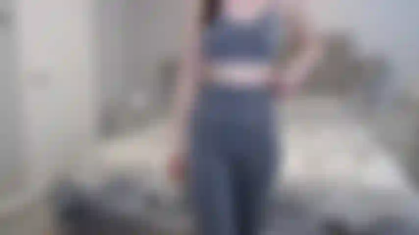 Metto in mostra le mie tette e il mio culo carini sotto l'abbigliamento da palestra!