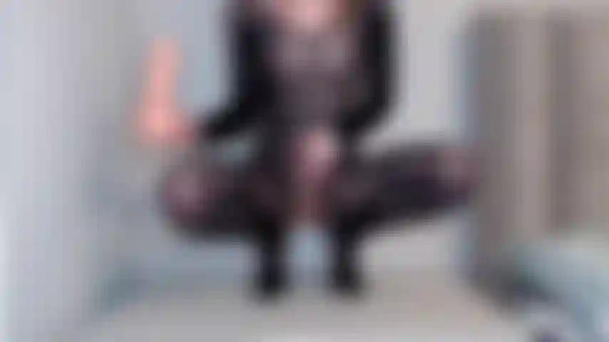 Cavalco il mio grossissimo dildo e mi bagno davvero tanto! Guardami mentre vengo così forte xx.