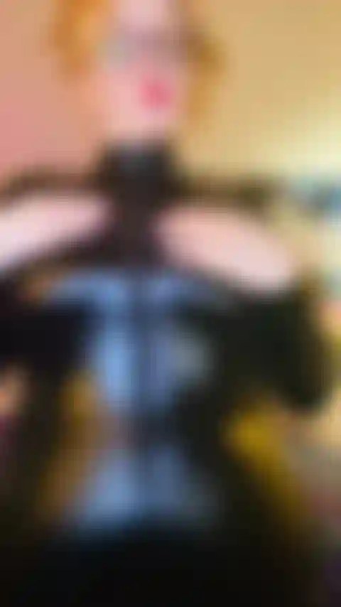 La tuta in pelle lucida prende in giro.