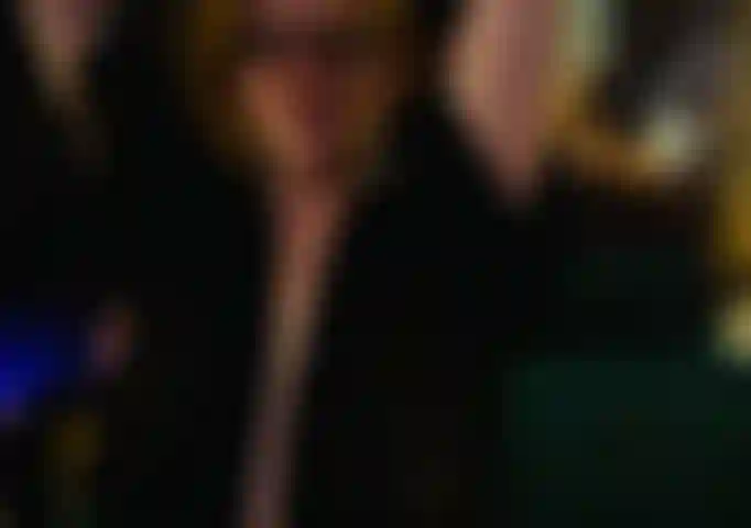 Ti succhio e poi cavalco la mia bacchetta finché non vengo.