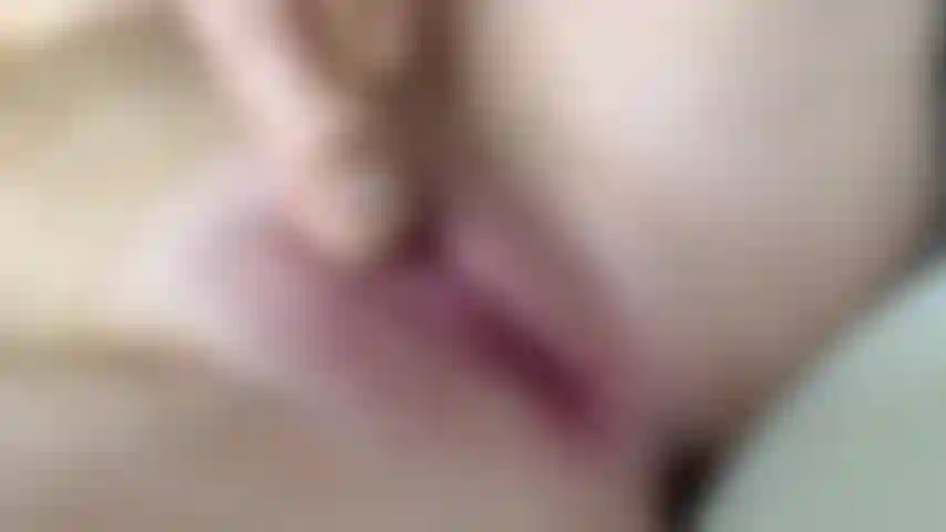 La figa è da vicino con un dildo realistico.