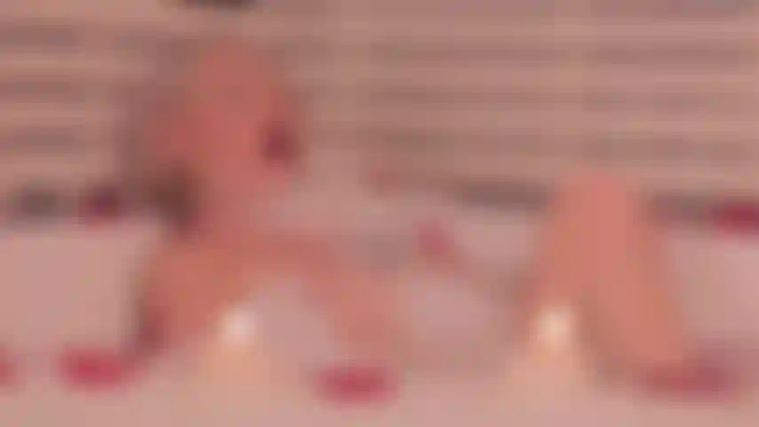 Mi masturbo nella vasca da bagno.