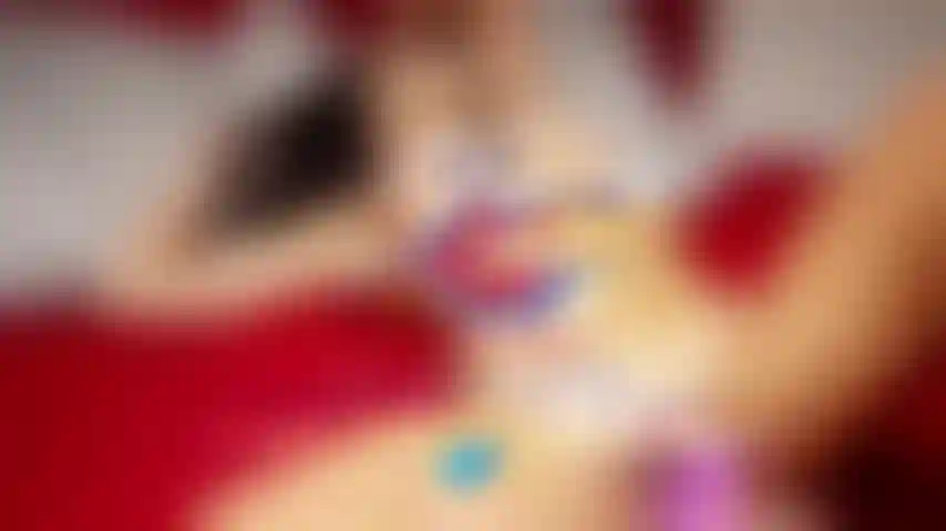 Scopo la mia figa stretta e bagnata con un grosso dildo.