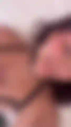 Voglio che tu senta il mio corpo, guarda come mi tocco le tette.
