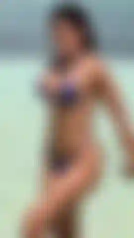 Nuda sulla spiaggia.